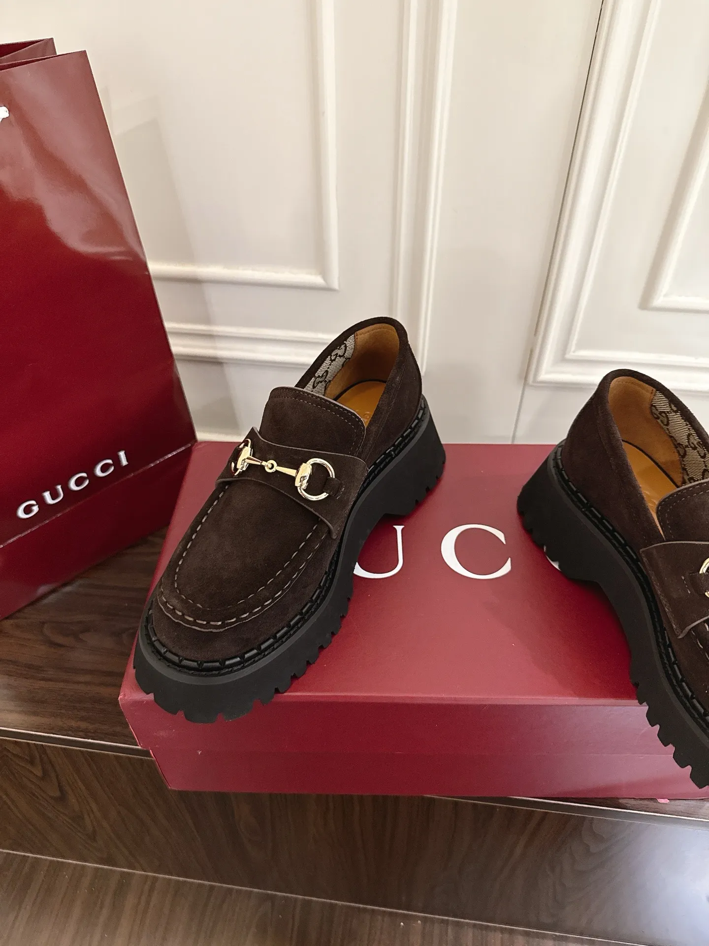 👟👟Ex-factory price 540👟👟 Gucci loafers with horsebit groove soles. As a tribute to the brand's equestrian origins, the horsebit has gone through years of baptism, integrating the rich historical heritage and modern fashion into one. Cowhide surface, sole thickness 5cm, size: 35-42# 39-46#